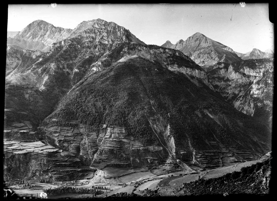 La vall de la ribera de San Juan amb la penya de Mediodía al fons