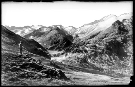 La vall de Barrancs amb l'Aneto al fons des del port de la Picada amb un alpinista en primer terme