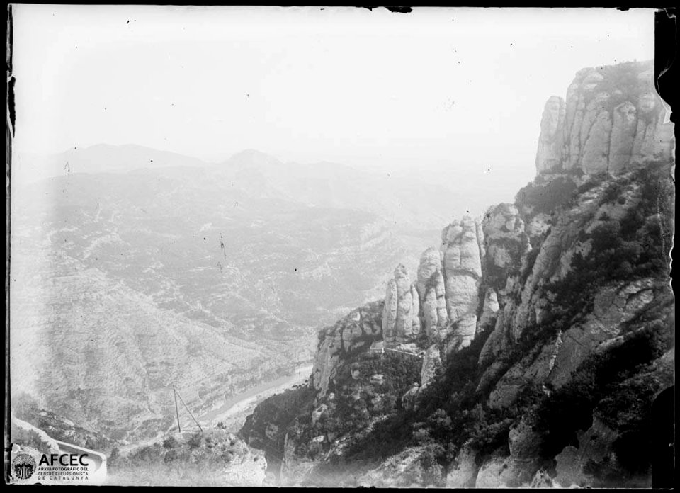 La vall des del massís de Montserrat