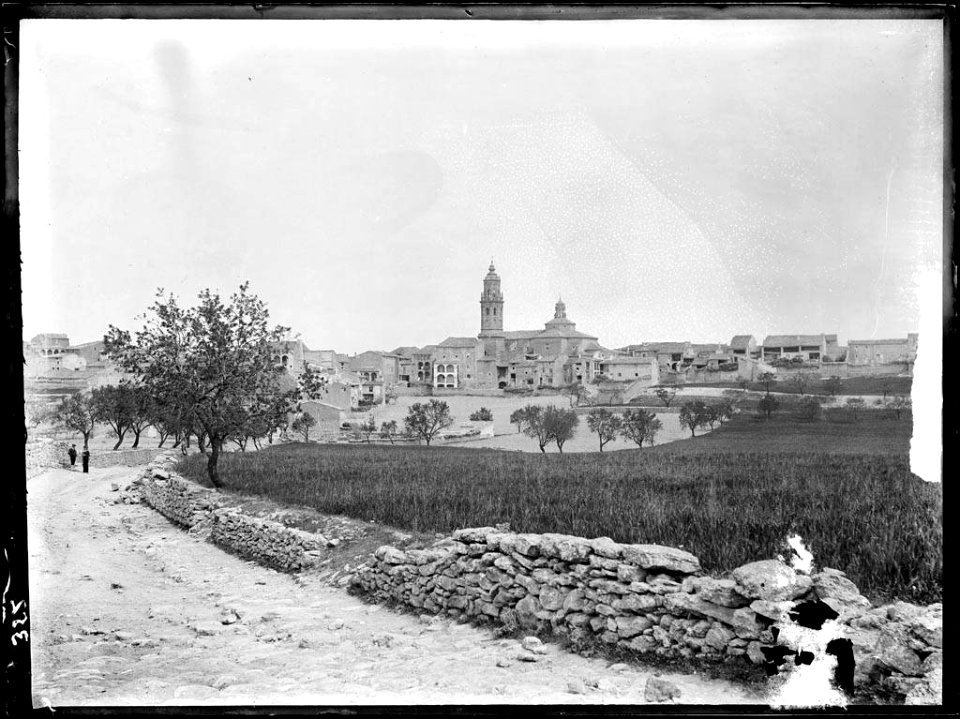 La Granadella vista des del camí de Bovera amb arbres i gent