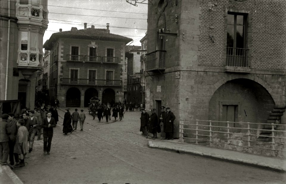La Guardia Civil a caballo en Tolosa (1 de 3) - Fondo Car-Kutxa Fototeka