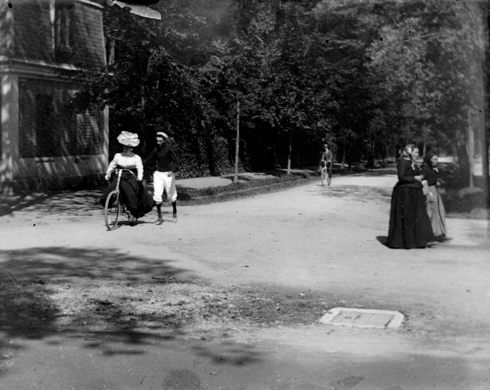 La leçon de bicyclette, Mlle Colomès et G. Compayre, Luchon, septembre 1895, TRU C 28 - Fonds Trutat