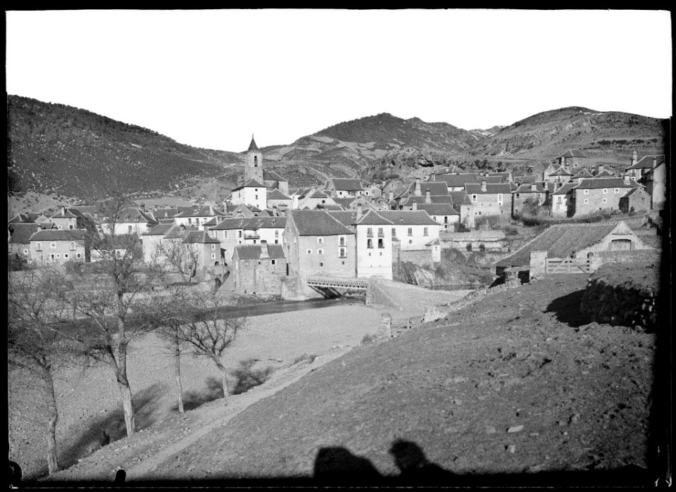 La vila d'Hecho i, en primer terme, l'ombra del fotògraf i la de la seva càmera