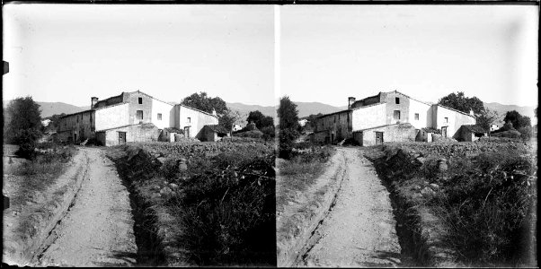 La masia Molí de Can Bas voltat de camps