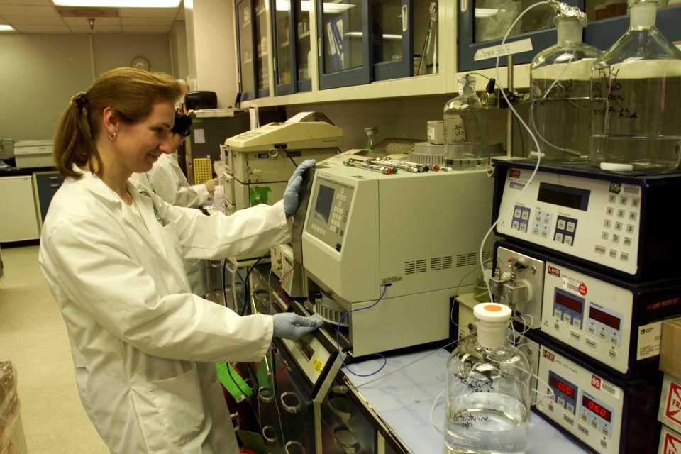 Laboratory personnel in the Clinical Center (32081772442)