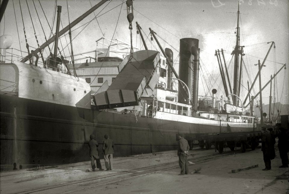 Labores de carga y descarga en una embarcación atracada en un muelle (1 de 3) - Fondo Car-Kutxa Fototeka