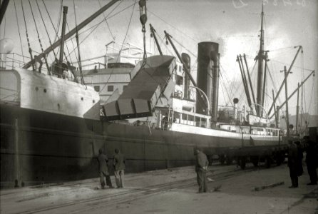Labores de carga y descarga en una embarcación atracada en un muelle (1 de 3) - Fondo Car-Kutxa Fototeka