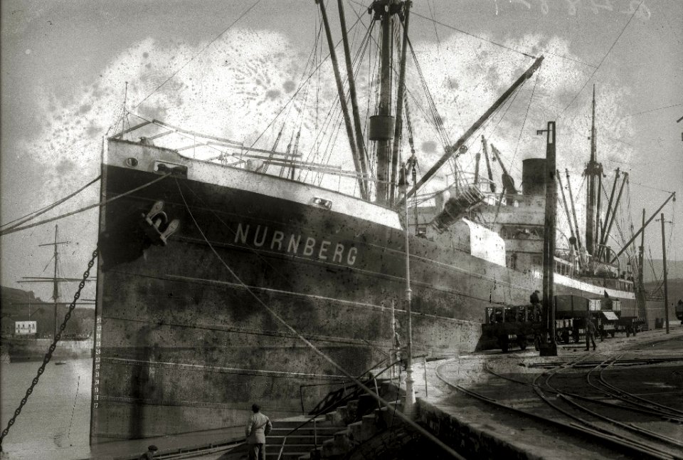 Labores de carga y descarga en una embarcación atracada en un muelle (3 de 3) - Fondo Car-Kutxa Fototeka