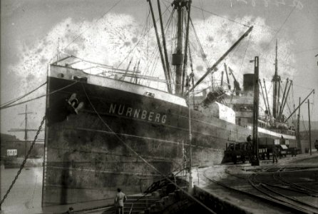 Labores de carga y descarga en una embarcación atracada en un muelle (3 de 3) - Fondo Car-Kutxa Fototeka