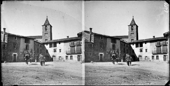 La plaça de Taradell amb gent i un home a cavall