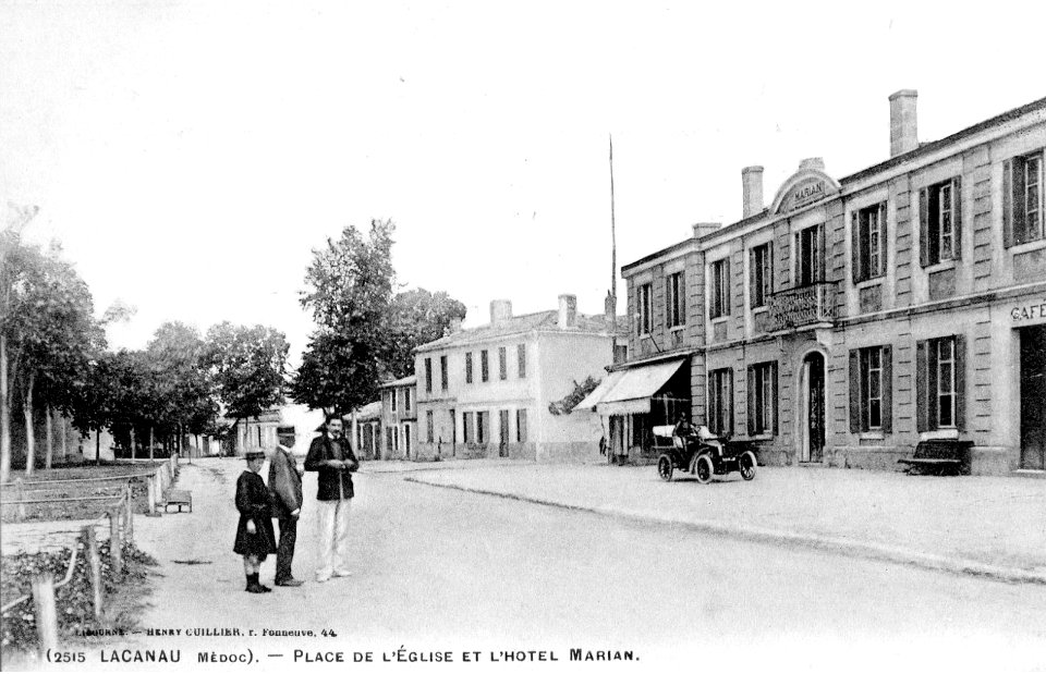 Lacanau - Place de l'église 2