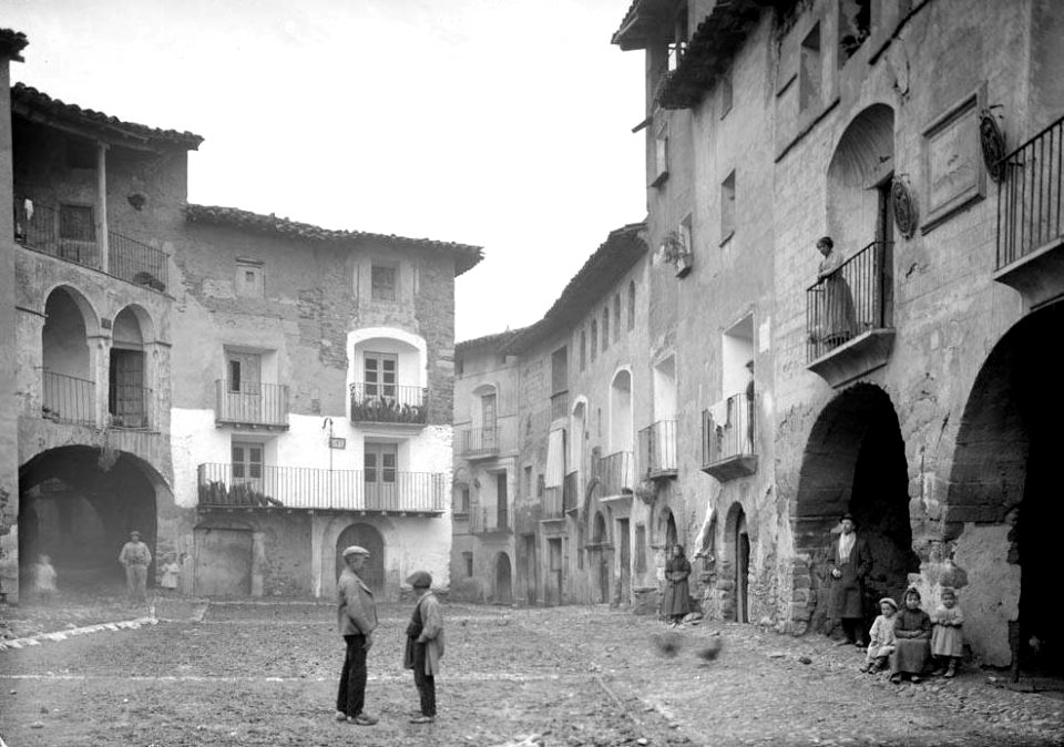 La plaça Major de Tolba amb gent (cropped)
