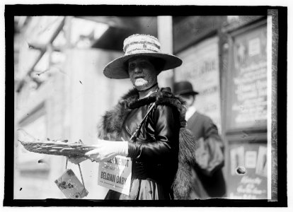 Lady Chas. Ross selling Forget-Me-Nots for the Mch. 1918 Belgian Relief fund LCCN2016844717