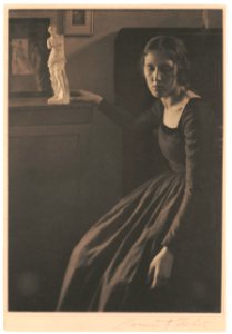 Lady in black with statuette (Lady with Venus) - Clarence H. White. LCCN2004671645