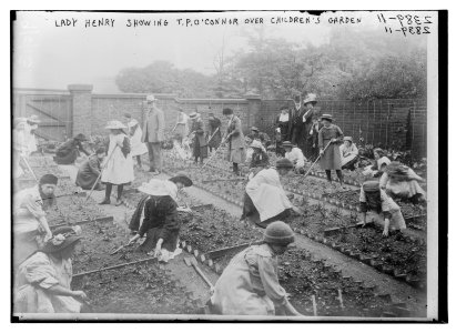 Lady Henry showing T.P. O'Connor over Children's Garden LCCN2014694338