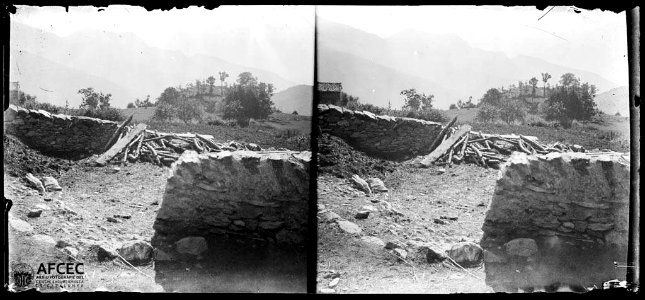 La serra de Sant Amanç des de Campelles amb uns murs de pedra en primer terme