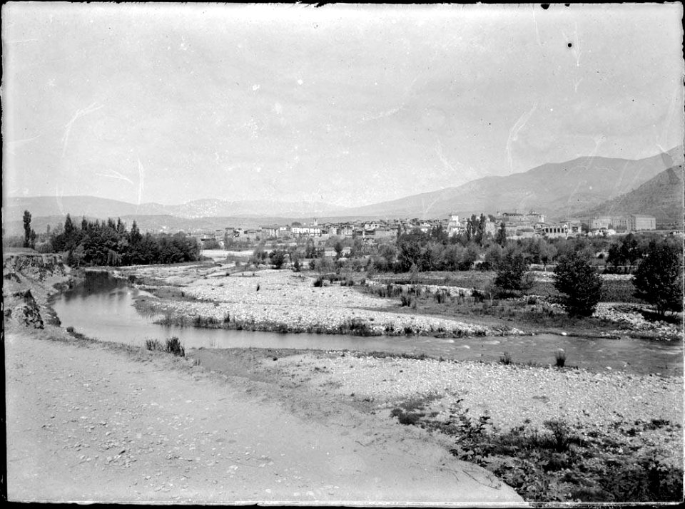 La Seu d'Urgell a riba d'un riu vist des del camí Torre Zulueta (AFCEC VIDAL 18X24 086)
