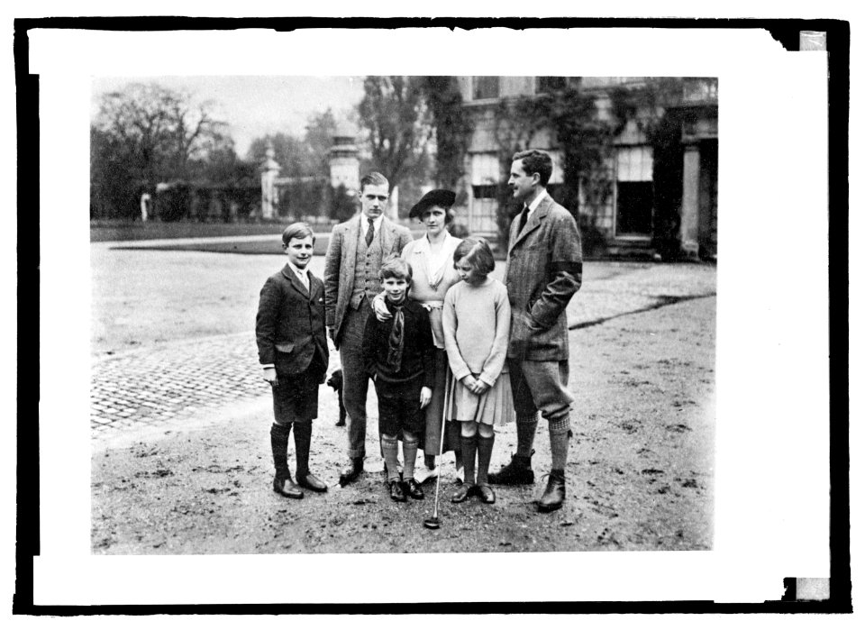 Lady Nancy Astor & group LCCN2016846115