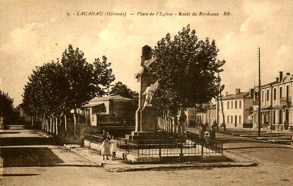 Lacanau - Place de l'église 3