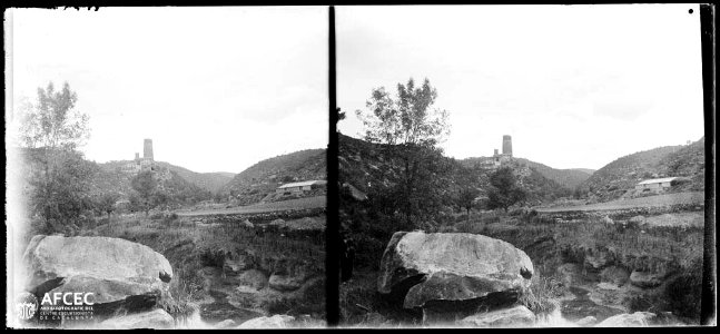 La torre i el poble de Vallferosa des de la vora d'un riu