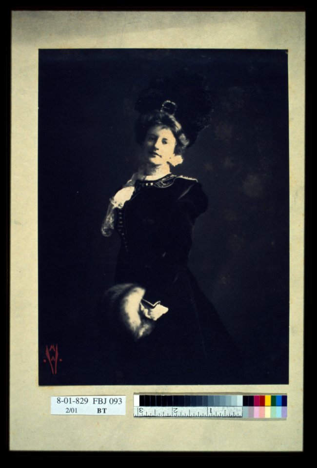 Lady with muff - MW. LCCN2004676257