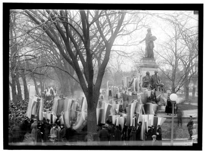 LAFAYETTE, MARQUIS DE. SUFFRAGETTE DEMONSTRATION AT STATUE LCCN2016869597