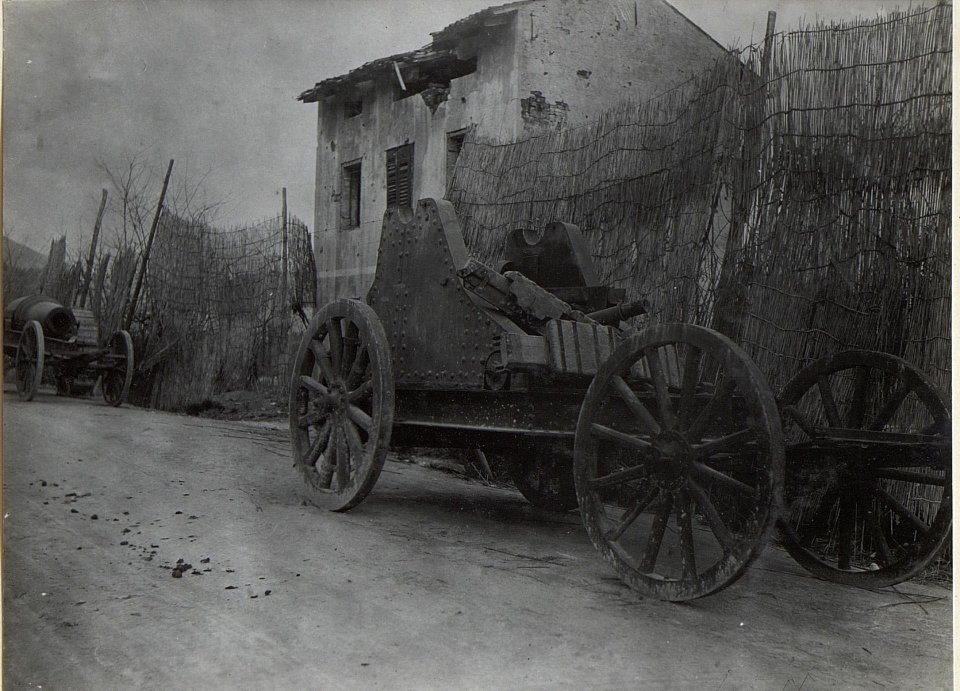 Lafette von einem weittragendem Geschütz, a.d.Strasse beim Isonzo, Görz. (BildID 15664334)