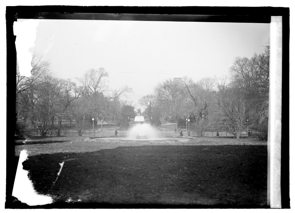 Lafayette Park from White House LCCN2016821744