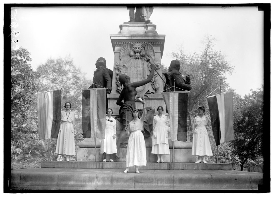 LAFAYETTE, MARQUIS DE. SUFFRAGETTE DEMONSTRATION AT STATUE LCCN2016869483