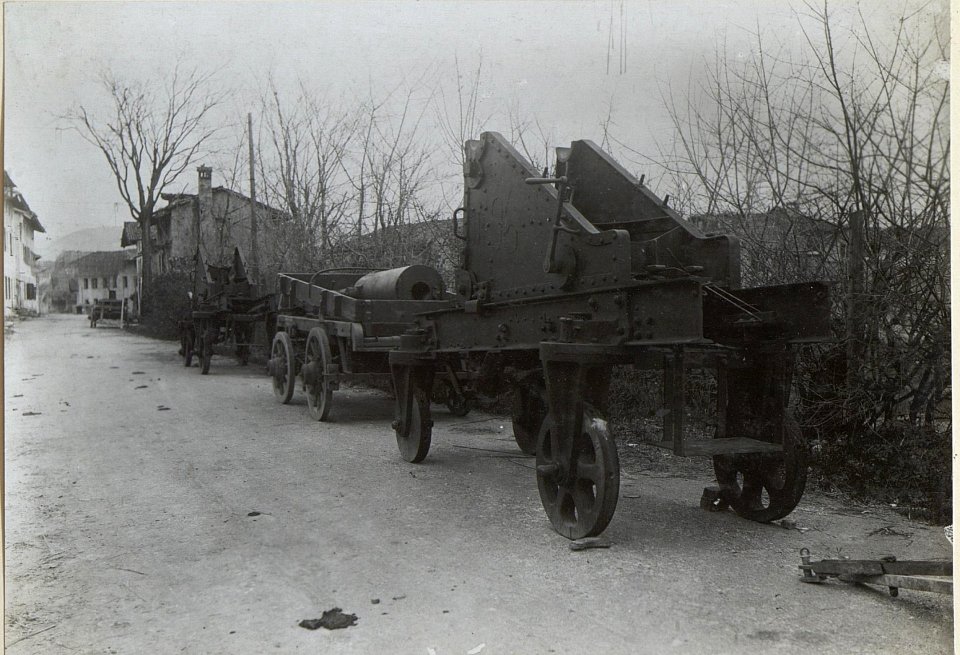 Lafette mit 28cm Mörser. Aufgenommen an der Strasse beim Isonzo-Görz. (BildID 15664285)