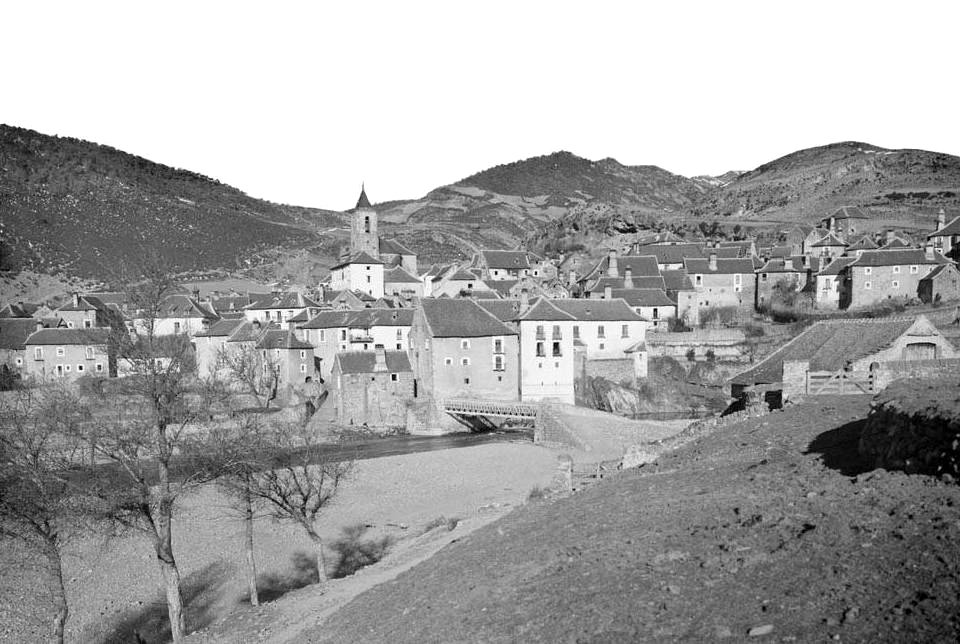 La vila d'Hecho i, en primer terme, l'ombra del fotògraf i la de la seva càmera (cropped)