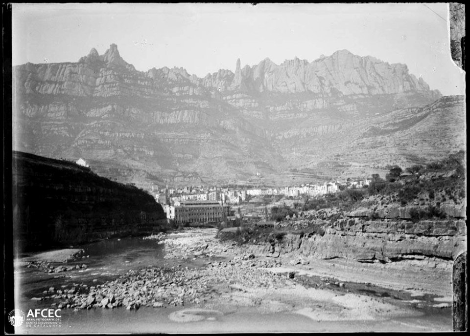 La vila de Monistrol de Montserrat amb les muntanyes de Montserrat de fons