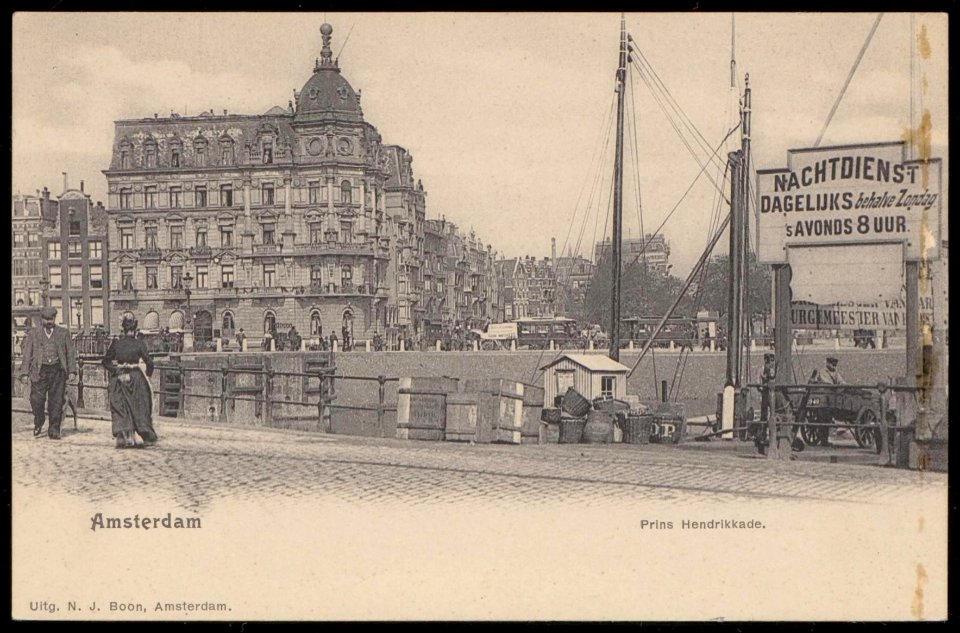 Laad- en losplaats voor een beurtvaarder aan de Prins Hendrikkade photo