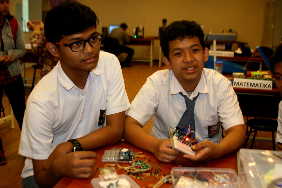 Lab adalah ruang untuk memamerkan hasil program dimana siswa ditantang untuk menerapkan ilmu pengetahuan dan teknologi dengan cara-cara yang inovatif pada kegiatan yang terkait ilmu pengetahuan, teknologi dan matematika. (15543285819)