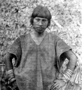Lago rojo Aguado, NÖ. Bolivia. Man. Han bär bl.a. öron- och näsprydnader - SMVK - 004985