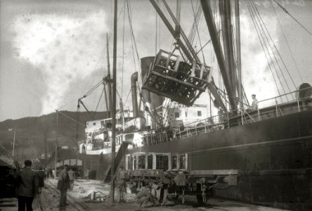 Labores de carga y descarga en una embarcación atracada en un muelle (2 de 3) - Fondo Car-Kutxa Fototeka