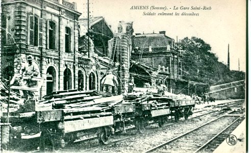 Laffineur - AMIENS - La gare Saint-Roch - Soldats enlevant les décombres