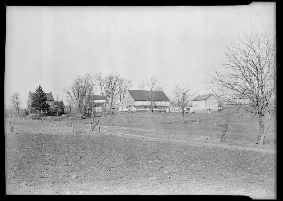 Lancaster, Pennsylvania - Housing. Closer view of farm buildings. - NARA - 518458