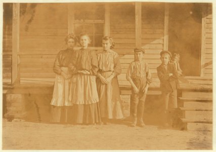 Maple Mill, Dillon, S.C. Jasper Prevatt (smallest). Has doffed 3 years. Ben-Runs 3 sides. In mill 4 years. Lillian (next) Winds-In mill 8 years. Blennie (next). Bertha-winds. In mill 8 LOC nclc.01486