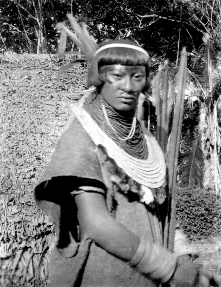 Lago rojo Aguado, NÖ. Bolivia. Annan bröstbild av samme indian som i foto 005000 - SMVK - 005001
