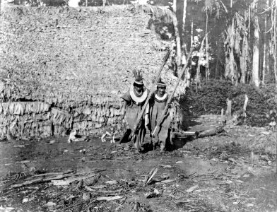 Lago rojo Aguado, NÖ. Bolivia. Två indianer med sina vapen vid hydda - SMVK - 004998 photo