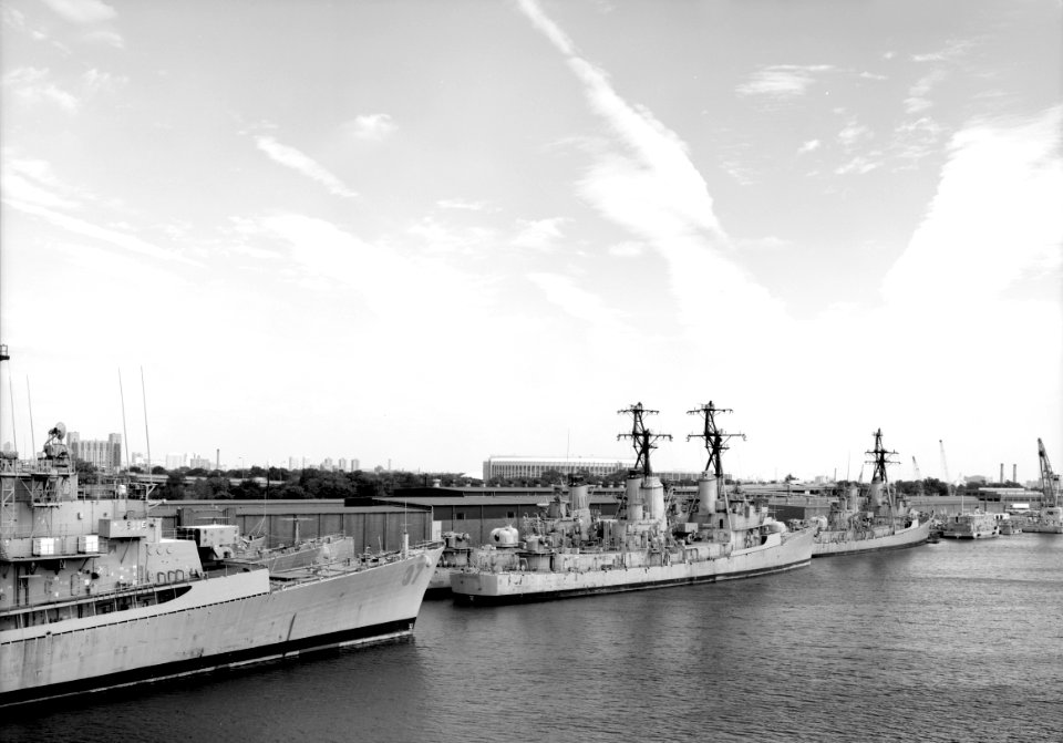 Laid up destroyers at Philadelphia in 1995