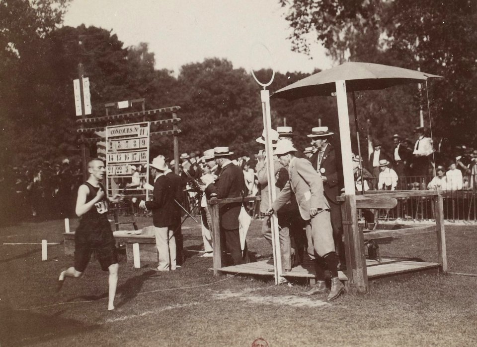 Marathon des JO de Paris 1900, arrivée du concurrent 21
