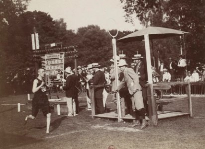 Marathon des JO de Paris 1900, arrivée du concurrent 21