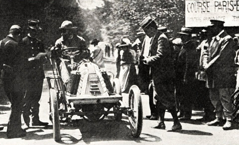 Marcel Renault lors du Paris-Berlin 1901 (frontière belge)