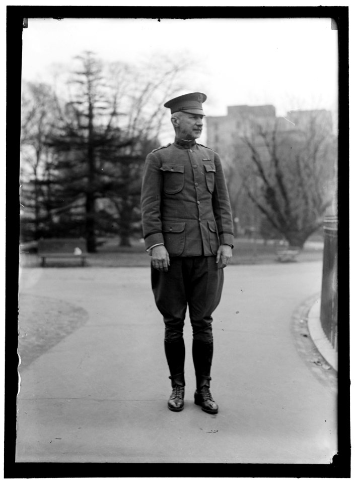 MARCH, PEYTON C., MAJ. GEN., U.S.A., CHIEF OF STAFF. WALKING LCCN2016868953