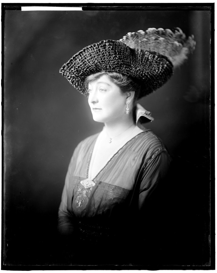 LANDA, HA(...), MRS. LCCN2016859426