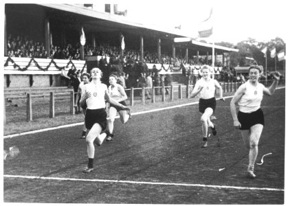 Landelijke kampioenschappen atletiek en zwemmen - Fotodienst der NSB - NIOD - 79163