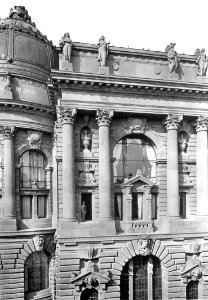 Landesgewerbemuseum Stuttgart, Detail von der Hauptansicht, linker Kuppelbau, linke Eckpartie des Hauptbaus, 1898