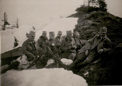 Landesverteidigungskommandant Exzellenz Roth am Beobachtungsstand. Inzisar-Col di Lana (BildID 15736293)